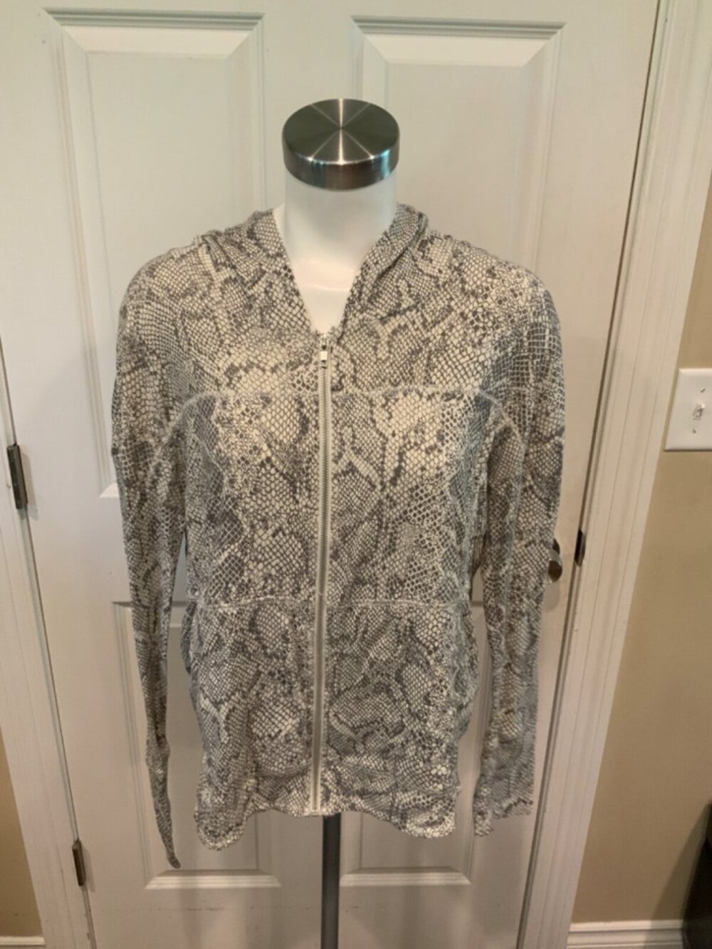 Chaser Cream & Gray Snake Print Thin Zip-Up Jacket, Size Small